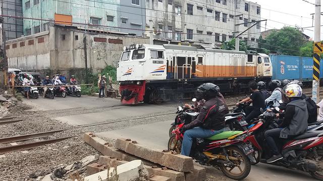---
Pemkot Bekasi Lakukan Penataan Perlintasan Kereta Tak Resmi

---
