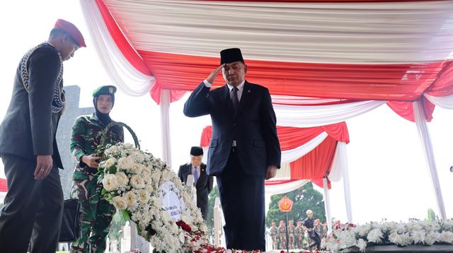Penghormatan Terakhir Menhan Sjafrie untuk Mayor Zulmi di Taman Makam Pahlawan Cikutra