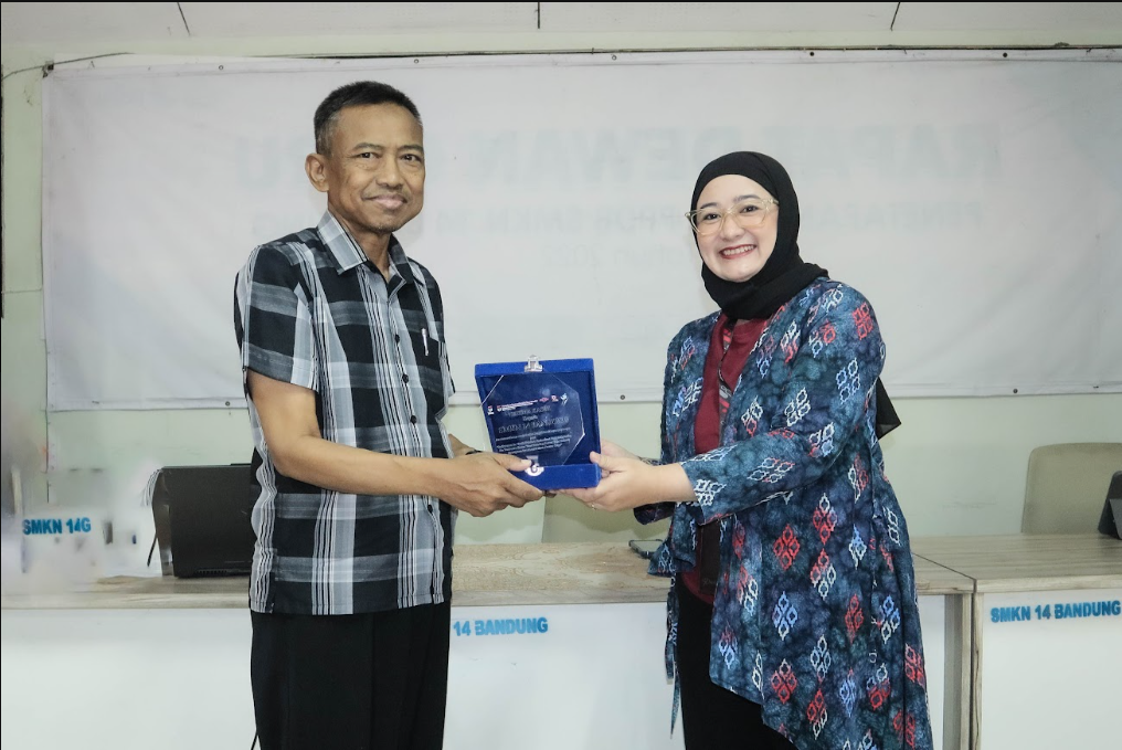 Pengembangan Keterampilan Komunikasi Pemasaran dan Kewirausahaan Digital Berbasis AI di SMKN 14 Bandung