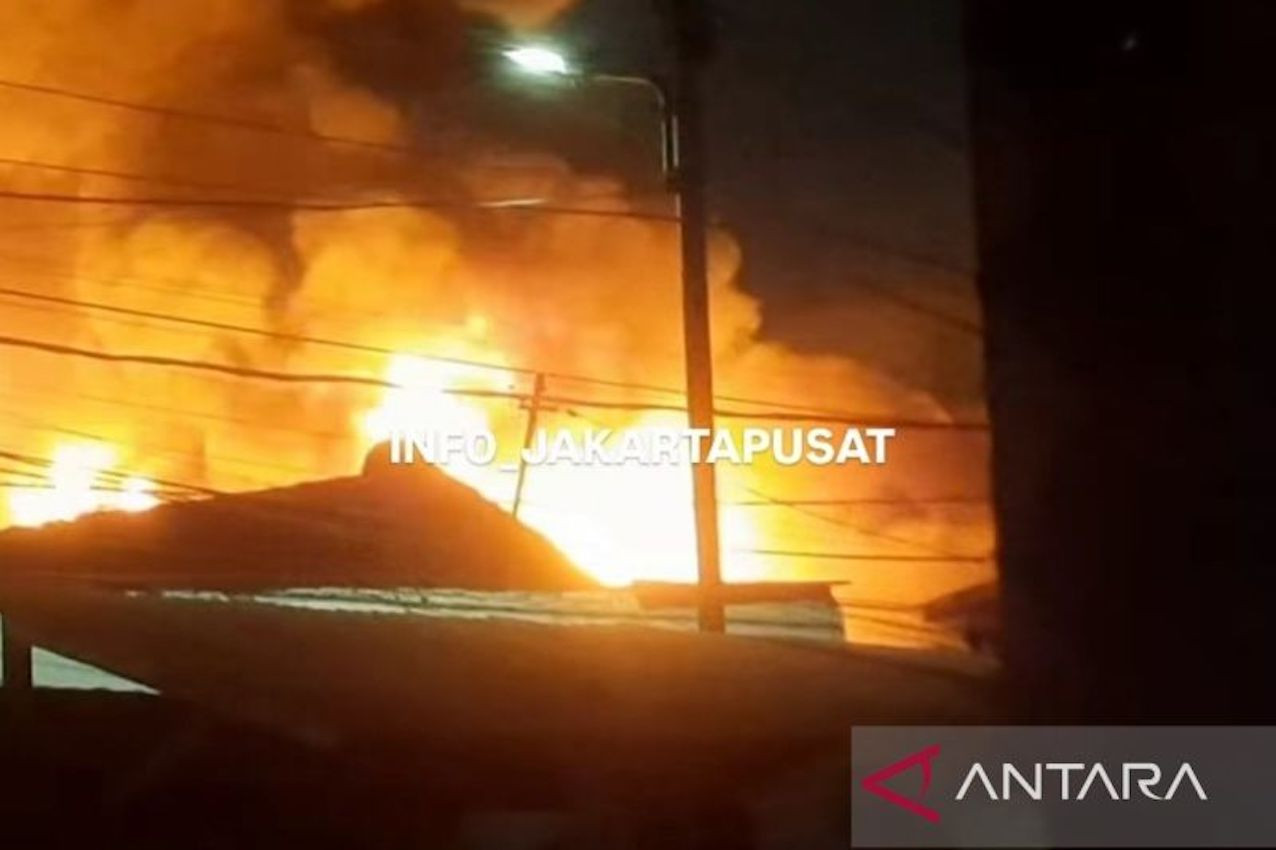 Kebakaran Melanda Permukiman di Senen, 30 Mobil Pemadam Dikerahkan