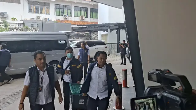 Polisi Membawa Barang Bukti Kasus Febrie Adriansyah ke Kejaksaan Agung