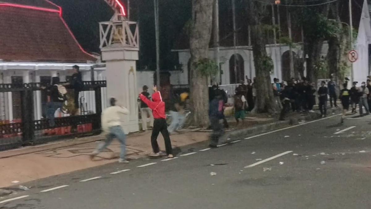 Empat Tersangka Demonstrasi Ricuh di Surabaya Ditetapkan oleh Polisi