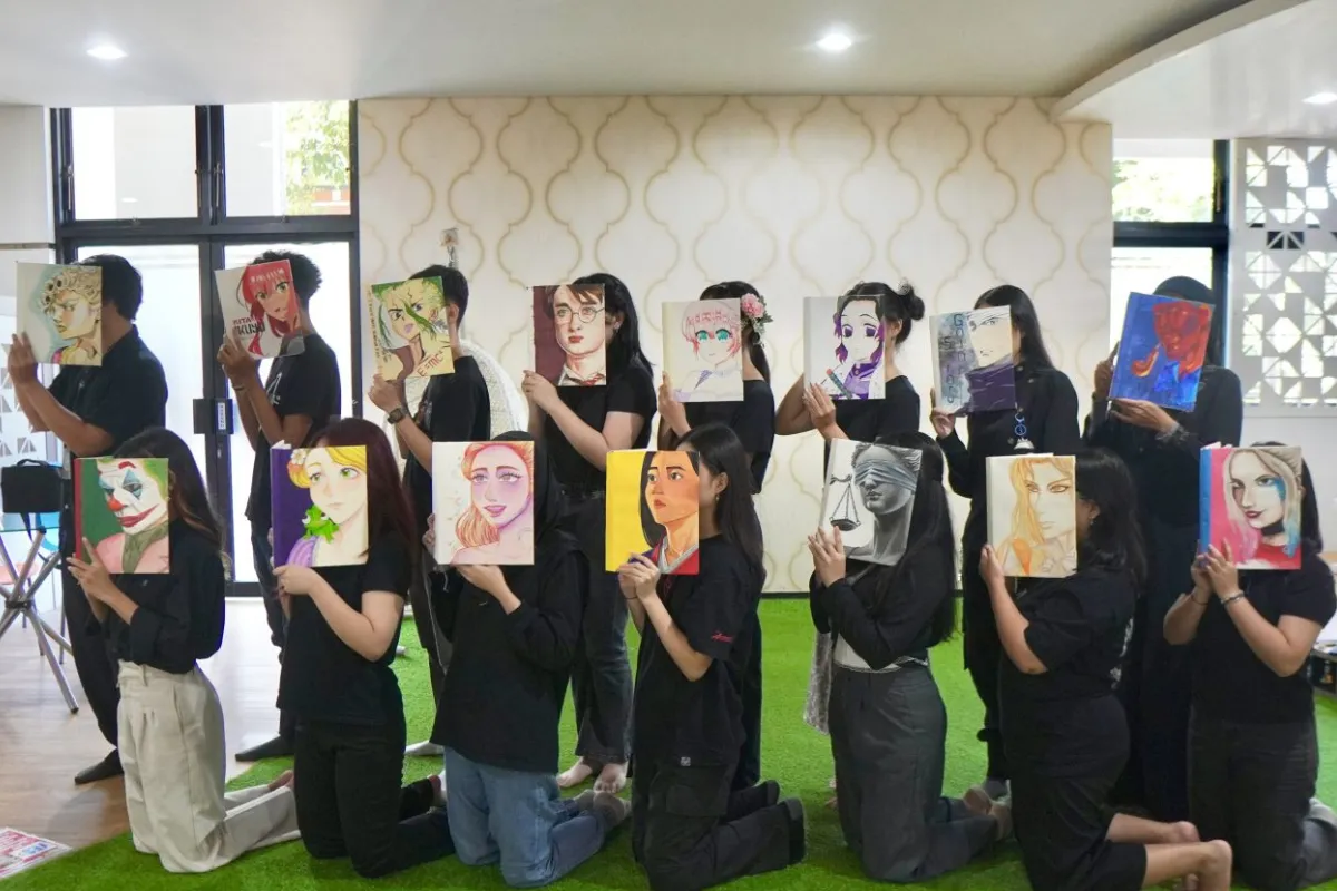 Mahasiswa DKV Ubaya Ubah Sampul Buku Bekas Menjadi Karya Seni Ikonik dalam Perayaan Hari Buku Nasional