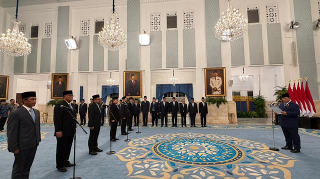 ---
Prabowo Lantik Jenderal Dudung Sebagai Kepala KSP dan Qodari Sebagai Kepala Bakom

---