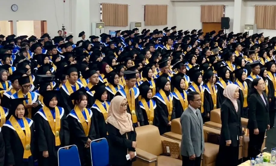 Wisuda Meriah! 425 Lulusan FIB UNDIP Dinyatakan Lulus, Dipenuhi Momen Mengharukan
