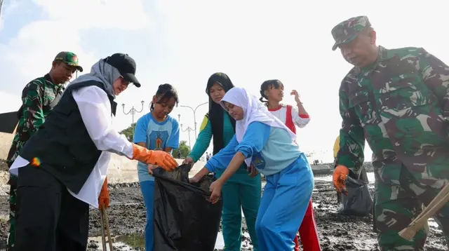---
Ribuan Relawan Bersatu Bersihkan Pantai Ancol Plengsengan di Banyuwangi
---