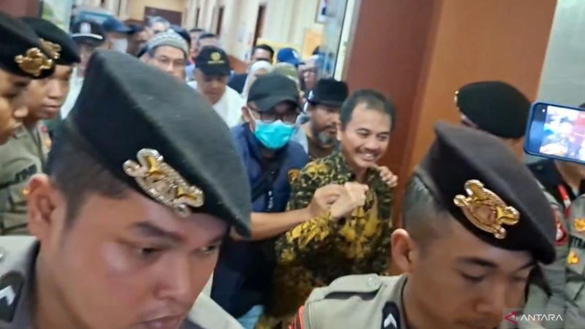 Roy Suryo dan Dokter Tifa Diterbangkan ke Polda Metro dengan Pengawalan Ketat