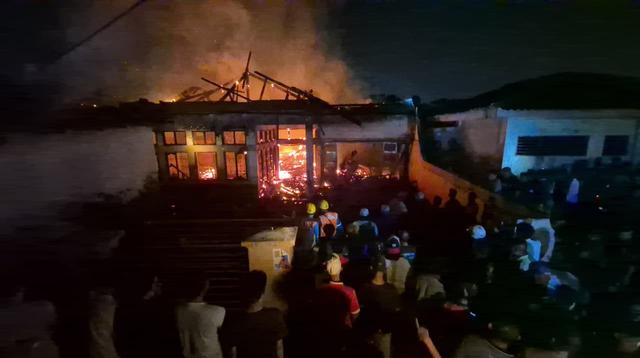 Kebakaran di Gudang Kardus Cilangkap Depok, Warga Bersatu Pindahkan Mobil