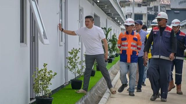 ---
Seskab Teddy Tinjau Progres Pembangunan Hunian Warga di Bantaran Rel Pasar Senen
---