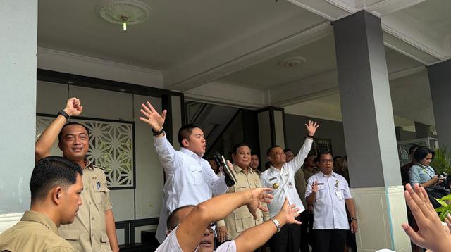 Seskab Teddy Ajak Pelajar SMA N 1 Cilacap Nyanyikan Lagu Nasional di Hadapan Prabowo
