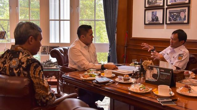 ---
Seskab Teddy Indra Wijaya Terima Dirut BTN dan KAI Bahas Proyek Hunian Layak untuk Masyarakat

---