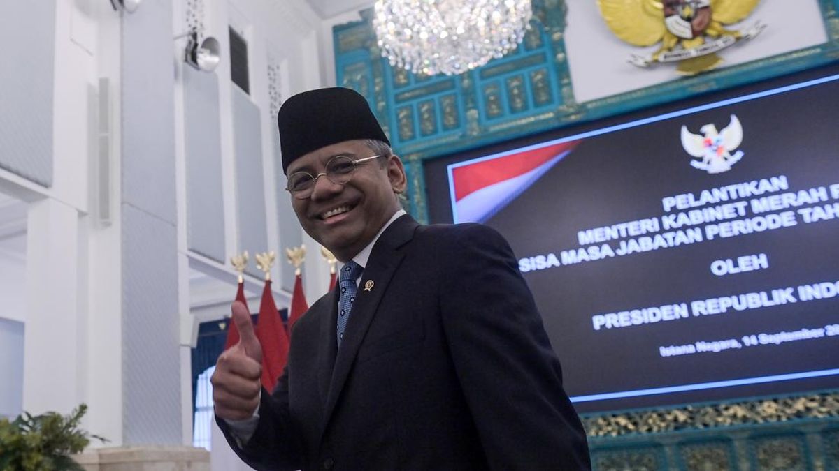 Suahasil Nazara mendapat 'kado' iPad dari pendahulunya, Purbaya, jelang acara sertijab menteri keuangan di Kantor Kementerian Keuangan hari ini (15/9). (Foto: ANTARA FOTO/Aditya Pradana Putra)