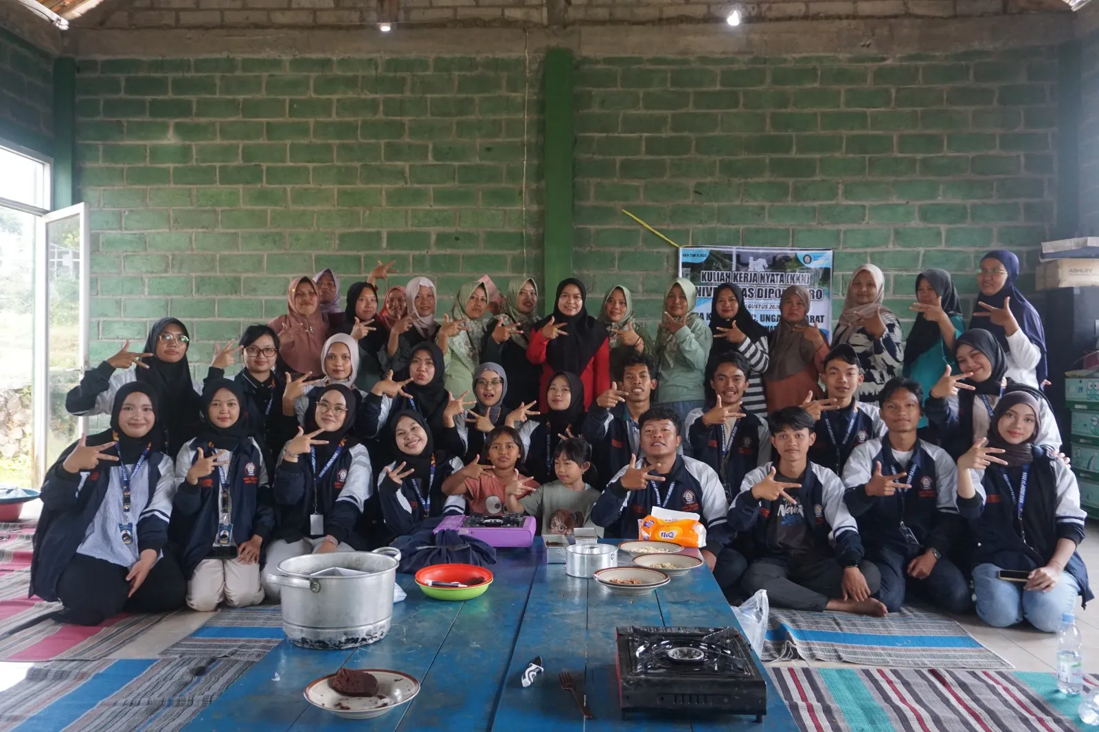Mahasiswa KKNT-34 Undip Selenggarakan Pelatihan Pembuatan Tepung Pisang untuk Tingkatkan Nilai Produk di Desa Kalisidi
