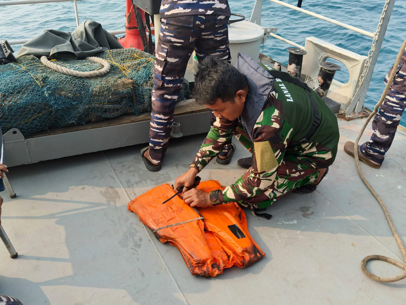 ---
Penemuan Jaket Pelampung di Anyer, Pemilik Kapal Jurnalis Berikan Klarifikasi

---