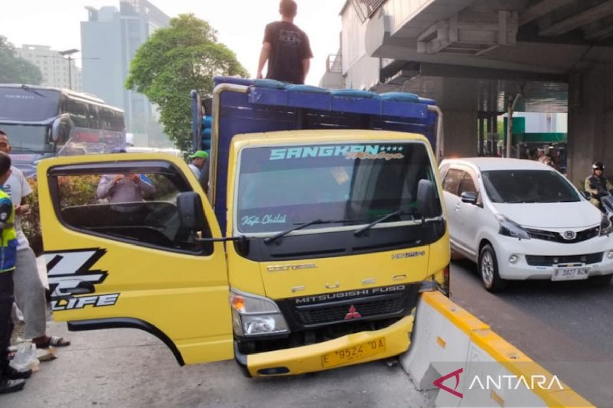 Kecelakaan Truk Garam Tabrak Separator Busway di Jakarta Timur