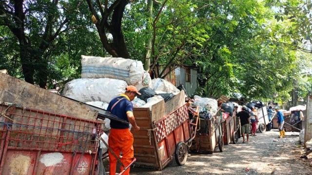 Kemacetan Truk Sampah di TPS Cipinang Akibat Longsor di Bantargebang