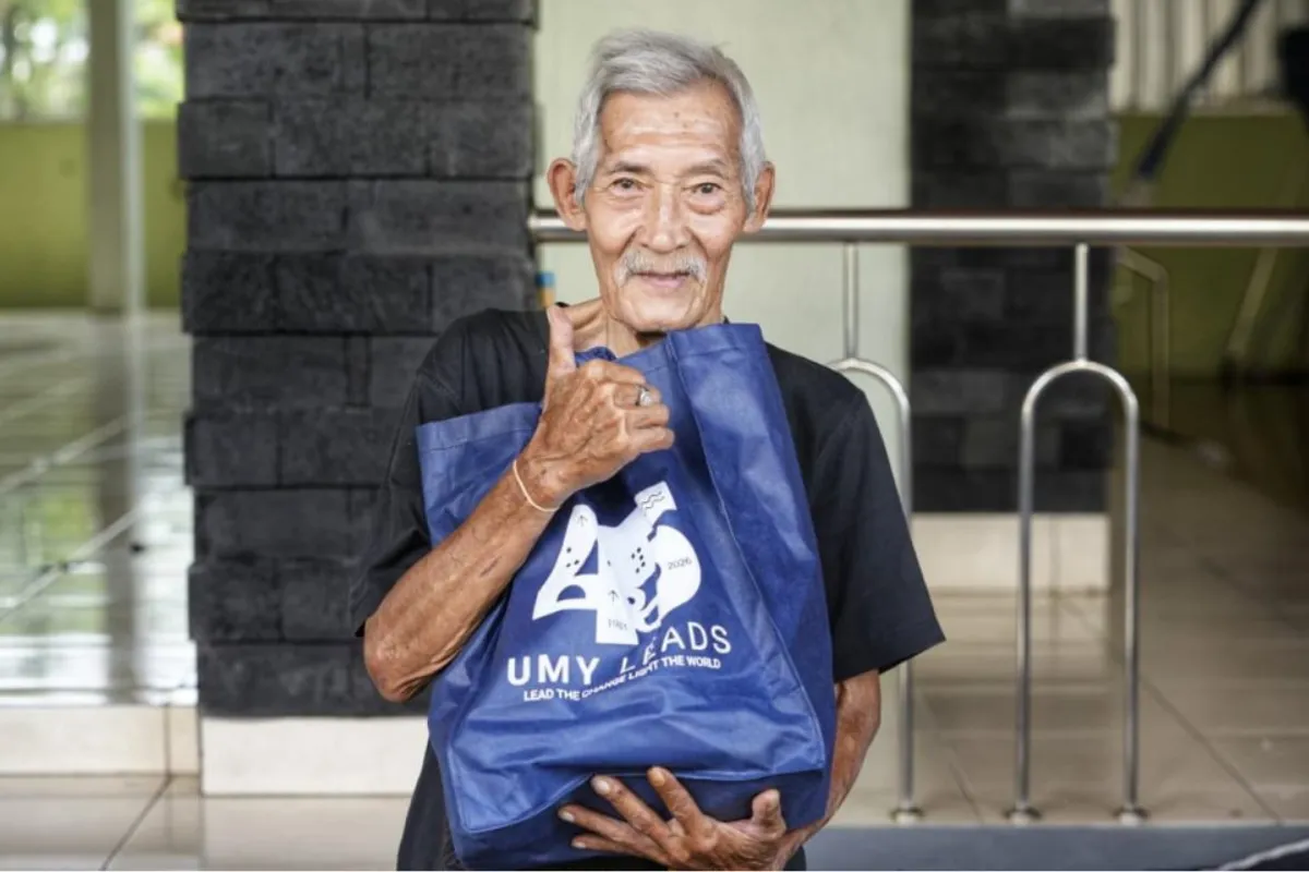 UMY Merayakan Ulang Tahun ke-45 dengan Membagikan Sembako kepada Masyarakat Sekitar Kampus