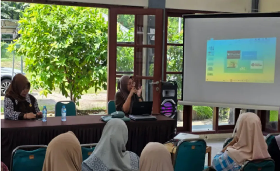 Edukasi Perlindungan Konsumen Melalui Paylater di Keputih oleh Unair