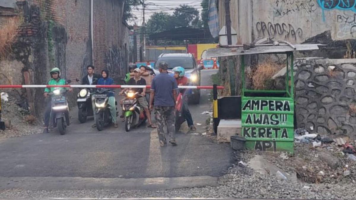 ---
Setelah Kecelakaan Maut, Perlintasan Kereta di Stasiun Bekasi Timur Diberi Palang Pintu Sementara

---