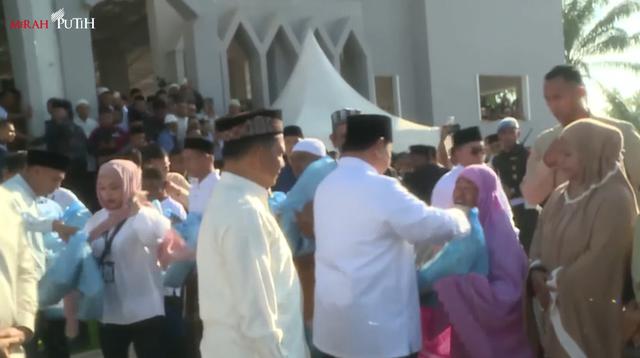 Prabowo Sapa Warga Aceh Tamiang Usai Salat Id dan Bagikan Bingkisan