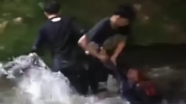 Perempuan Terciduk Mencuri Minyak Goreng, Melompat ke Sungai untuk Melarikan Diri