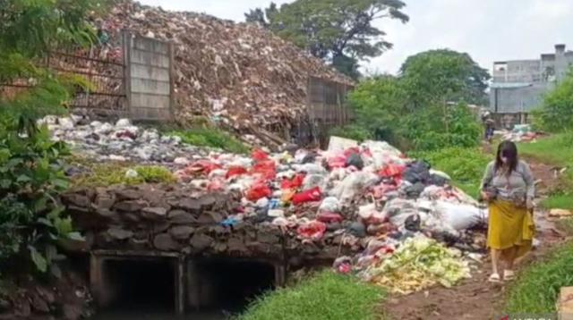 Warga Khawatir Potensi Banjir, Sampah TPS Kramat Jati Jaktim Meluber ke Kali