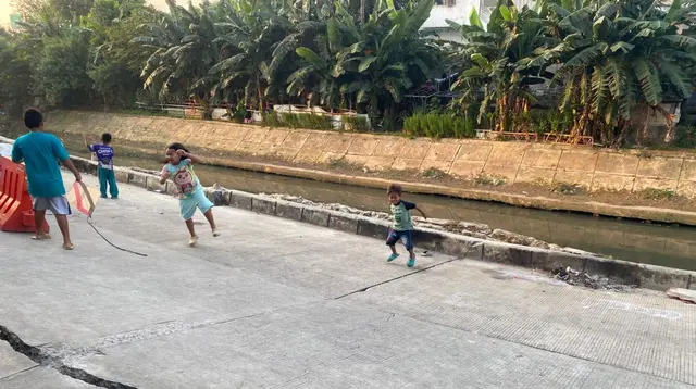 Kondisi Jalan Cinta Pulo Gadung Memprihatinkan